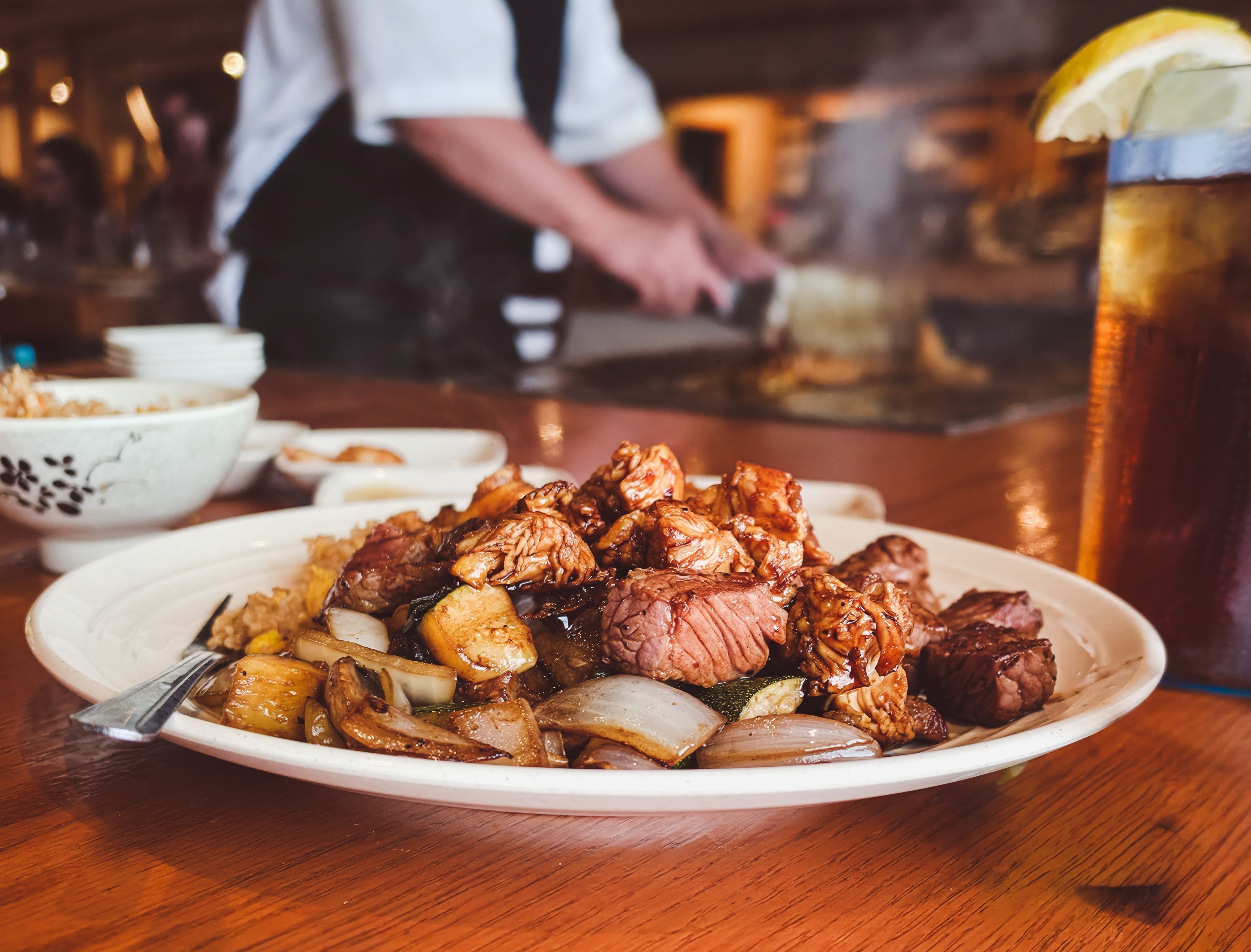 Teppanyaki w domu. Jak przygotować japońskie dania na grillu?