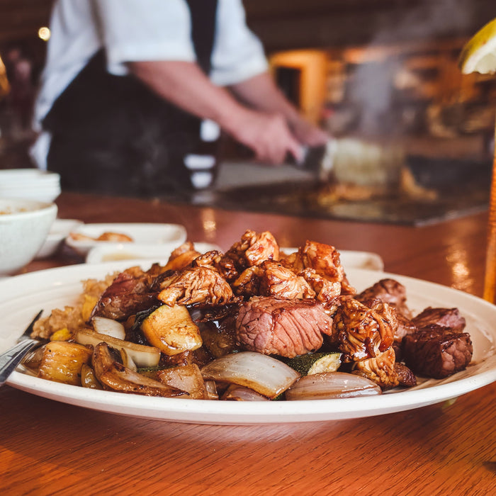 Teppanyaki w domu. Jak przygotować japońskie dania na grillu?